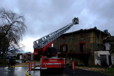 Una vivienda resultó afectada por las llamas.
