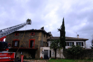 Una vivienda resultó afectada por las llamas.