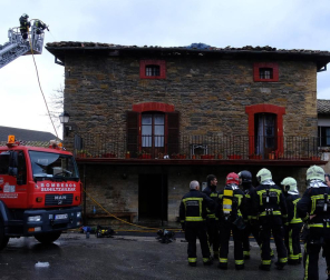 Una vivienda resultó afectada por las llamas.