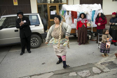 Cientos de vecinos salieron a la calle a celebrar el carnaval en Sunbilla