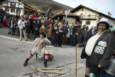 Cientos de vecinos salieron a la calle a celebrar el carnaval en Sunbilla
