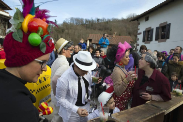 Cientos de vecinos salieron a la calle a celebrar el carnaval en Sunbilla
