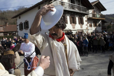 Cientos de vecinos salieron a la calle a celebrar el carnaval en Sunbilla