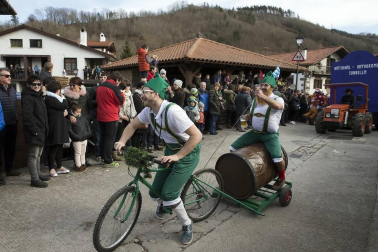 Cientos de vecinos salieron a la calle a celebrar el carnaval en Sunbilla