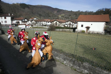 Cientos de vecinos salieron a la calle a celebrar el carnaval en Sunbilla