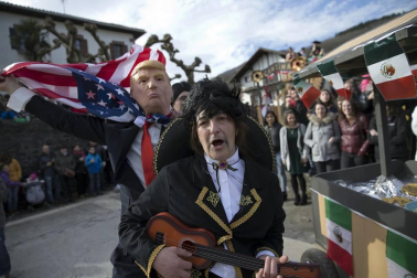 Cientos de vecinos salieron a la calle a celebrar el carnaval en Sunbilla