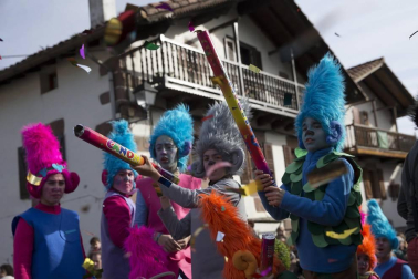 Cientos de vecinos salieron a la calle a celebrar el carnaval en Sunbilla