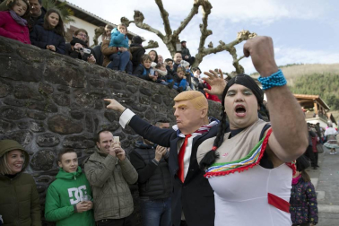 Cientos de vecinos salieron a la calle a celebrar el carnaval en Sunbilla