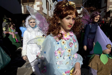 Cientos de vecinos salieron a la calle a celebrar el carnaval en Sunbilla