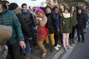 Cientos de vecinos salieron a la calle a celebrar el carnaval en Sunbilla