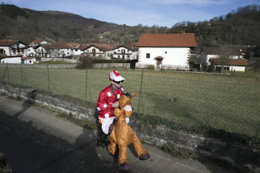 Cientos de vecinos salieron a la calle a celebrar el carnaval en Sunbilla