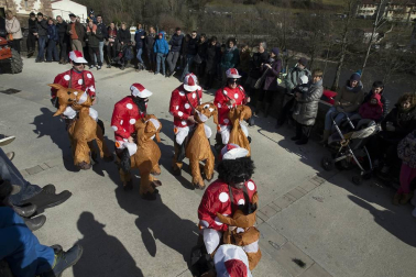 Cientos de vecinos salieron a la calle a celebrar el carnaval en Sunbilla