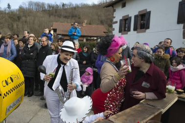 Cientos de vecinos salieron a la calle a celebrar el carnaval en Sunbilla