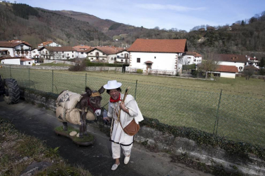 Cientos de vecinos salieron a la calle a celebrar el carnaval en Sunbilla