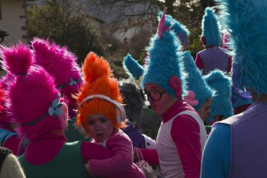 Cientos de vecinos salieron a la calle a celebrar el carnaval en Sunbilla