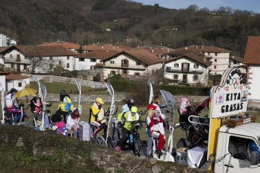 Cientos de vecinos salieron a la calle a celebrar el carnaval en Sunbilla