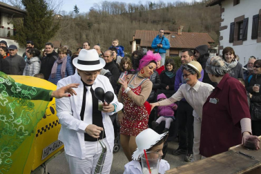 Cientos de vecinos salieron a la calle a celebrar el carnaval en Sunbilla