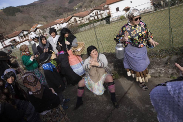 Cientos de vecinos salieron a la calle a celebrar el carnaval en Sunbilla