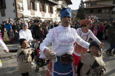 Cientos de vecinos salieron a la calle a celebrar el carnaval en Sunbilla