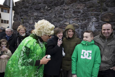 Cientos de vecinos salieron a la calle a celebrar el carnaval en Sunbilla