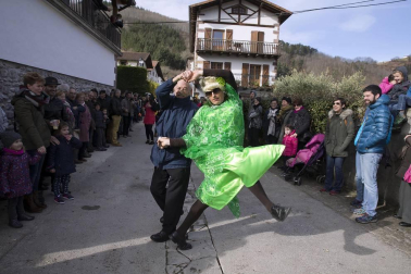 Cientos de vecinos salieron a la calle a celebrar el carnaval en Sunbilla