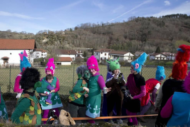 Cientos de vecinos salieron a la calle a celebrar el carnaval en Sunbilla