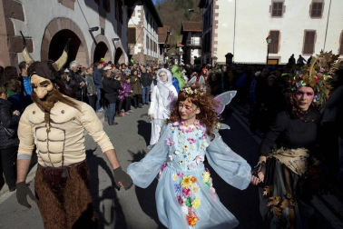 Cientos de vecinos salieron a la calle a celebrar el carnaval en Sunbilla