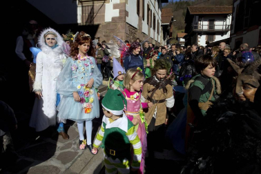 Cientos de vecinos salieron a la calle a celebrar el carnaval en Sunbilla