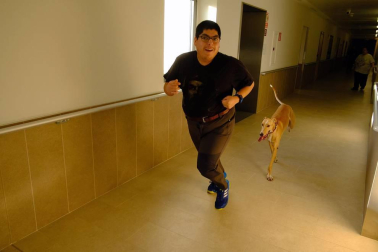 Dos galgos están cambiando, a mejor, el ritmo de vida del centro hospitalario benito menni de elizondo.