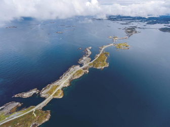 Son los diez trazados más espectaculares del mundo, diez carreteras para los amantes del motor y también del turismo. Curvas cerradas, cadenas montañosas, afilados desfiladeros, puentes entre pequeñas islas. Todas son un regalo de sensaciones y belleza