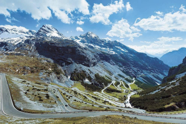 Son los diez trazados más espectaculares del mundo, diez carreteras para los amantes del motor y también del turismo. Curvas cerradas, cadenas montañosas, afilados desfiladeros, puentes entre pequeñas islas. Todas son un regalo de sensaciones y belleza