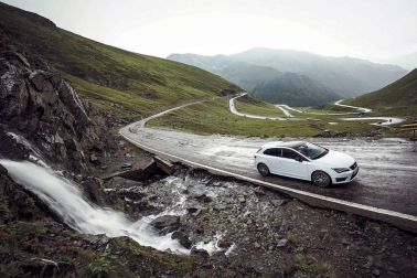 Son los diez trazados más espectaculares del mundo, diez carreteras para los amantes del motor y también del turismo. Curvas cerradas, cadenas montañosas, afilados desfiladeros, puentes entre pequeñas islas. Todas son un regalo de sensaciones y belleza