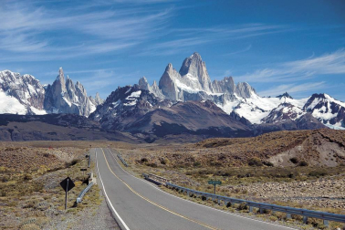 Son los diez trazados más espectaculares del mundo, diez carreteras para los amantes del motor y también del turismo. Curvas cerradas, cadenas montañosas, afilados desfiladeros, puentes entre pequeñas islas. Todas son un regalo de sensaciones y belleza