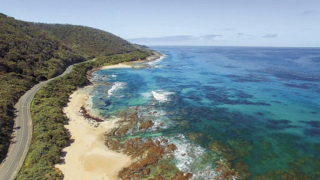 Son los diez trazados más espectaculares del mundo, diez carreteras para los amantes del motor y también del turismo. Curvas cerradas, cadenas montañosas, afilados desfiladeros, puentes entre pequeñas islas. Todas son un regalo de sensaciones y belleza