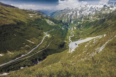 Son los diez trazados más espectaculares del mundo, diez carreteras para los amantes del motor y también del turismo. Curvas cerradas, cadenas montañosas, afilados desfiladeros, puentes entre pequeñas islas. Todas son un regalo de sensaciones y belleza