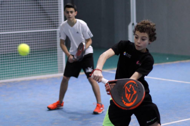 Del 9 al 12 de febrero se disputó en La Bandeja la primera de las cinco jornada de Juegos Deportivos de la temporada de pádel. Allí se dieron cita un total 75 parejas, 150 chavales comprendidos entre los siete y los 17 años.