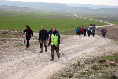 Javierada. Los peregrinos de la Ribera almuerzan en el yugo y atraviesan las Bardenas, camino de Javier