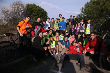 Javierada. Los peregrinos de la Ribera almuerzan en el yugo y atraviesan las Bardenas, camino de Javier