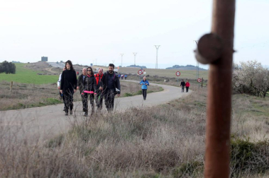 Javierada. Los peregrinos de la Ribera almuerzan en el yugo y atraviesan las Bardenas, camino de Javier