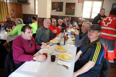 Javierada. Los peregrinos de la Ribera almuerzan en el yugo y atraviesan las Bardenas, camino de Javier