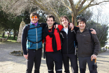 Javierada. Los peregrinos de la Ribera almuerzan en el yugo y atraviesan las Bardenas, camino de Javier