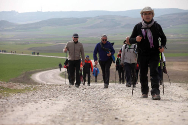 Javierada. Los peregrinos de la Ribera almuerzan en el yugo y atraviesan las Bardenas, camino de Javier