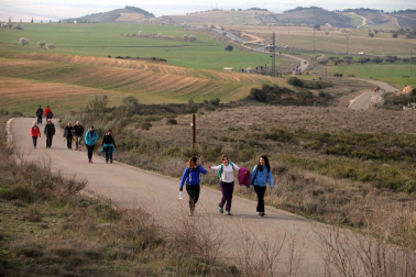 Javierada. Los peregrinos de la Ribera almuerzan en el yugo y atraviesan las Bardenas, camino de Javier