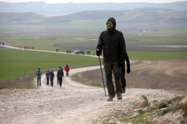 Javierada. Los peregrinos de la Ribera almuerzan en el yugo y atraviesan las Bardenas, camino de Javier