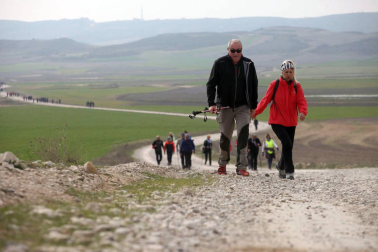 Javierada. Los peregrinos de la Ribera almuerzan en el yugo y atraviesan las Bardenas, camino de Javier