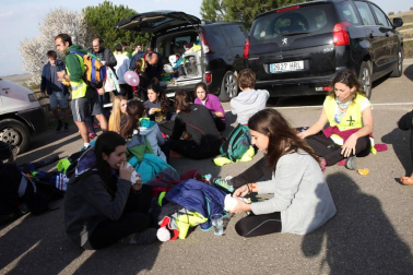 Javierada. Los peregrinos de la Ribera almuerzan en el yugo y atraviesan las Bardenas, camino de Javier
