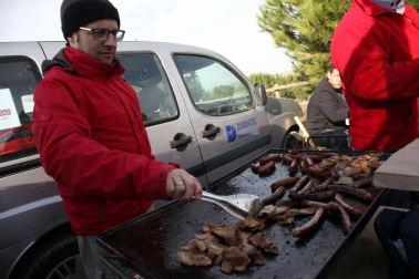Javierada. Los peregrinos de la Ribera almuerzan en el yugo y atraviesan las Bardenas, camino de Javier