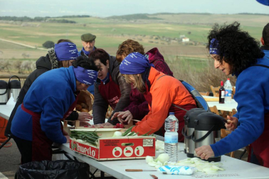 Javierada. Los peregrinos de la Ribera almuerzan en el yugo y atraviesan las Bardenas, camino de Javier