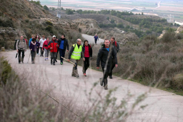 Javierada. Los peregrinos de la Ribera almuerzan en el yugo y atraviesan las Bardenas, camino de Javier