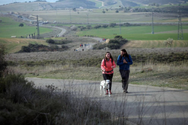 Javierada. Los peregrinos de la Ribera almuerzan en el yugo y atraviesan las Bardenas, camino de Javier